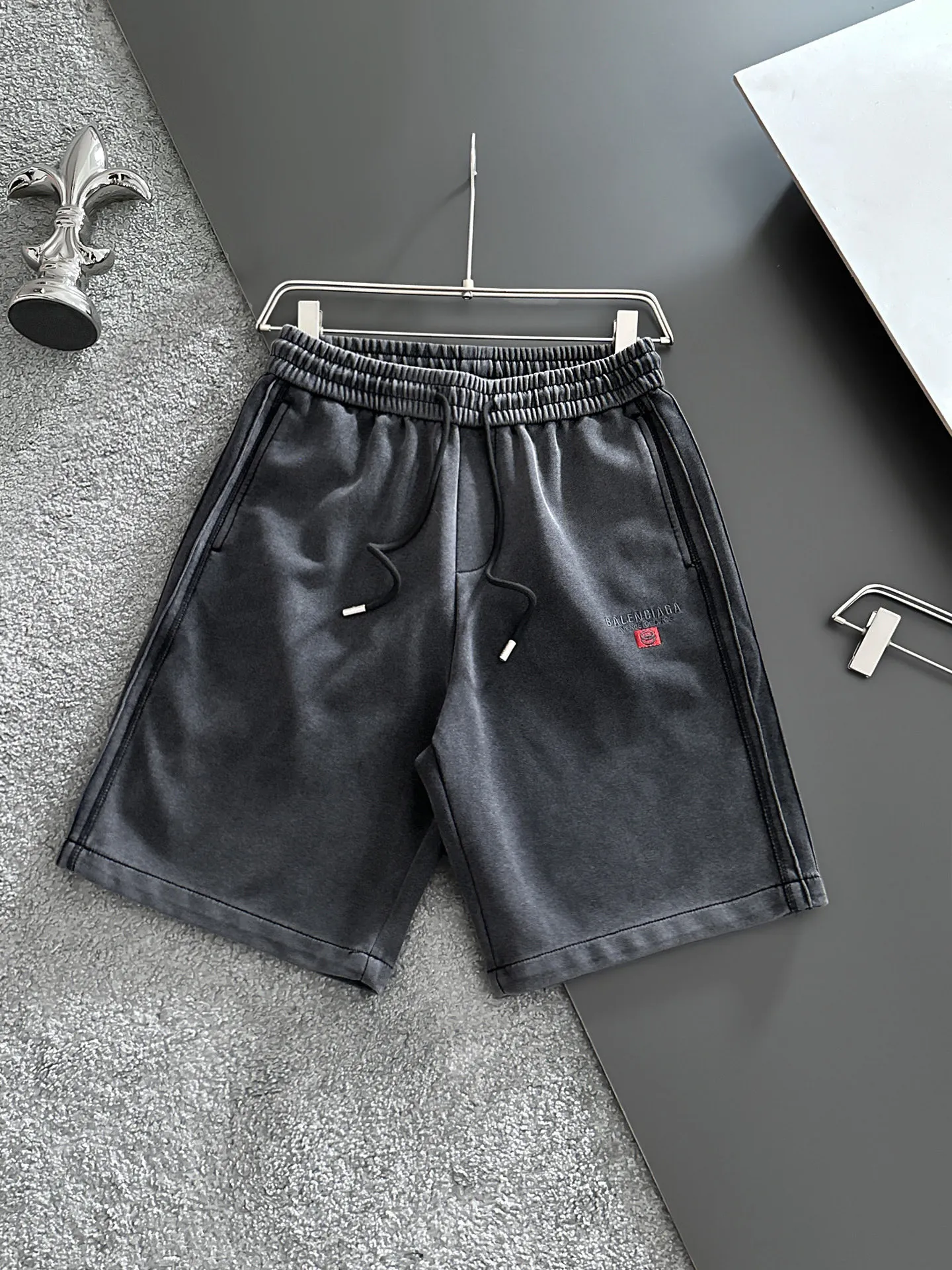 Balenciaga's three-standard complete 2026 summer New Arrival men's casual shorts, advanced custom-made Breathable fabric, Breathable fabric, extremely stretchy and comfortable, impeccable details, top-grade accessories, original logo design concept, delicate and soft feel! The upper body fit is awesome! Size: M-XXXL Please state your height and weight when ordering